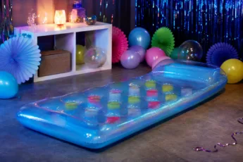 Partyideen mit Luftmatratze: Spiele, Deko, Themenabende